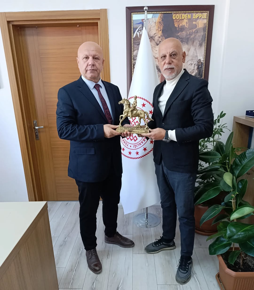 Hedef Kızılelma Derneği Genel Başkanı Halil İbrahim Gönder, Adıyaman İl Kültür ve Turizm Müdürü Mehmet Yelken'i Ziyaret Etti