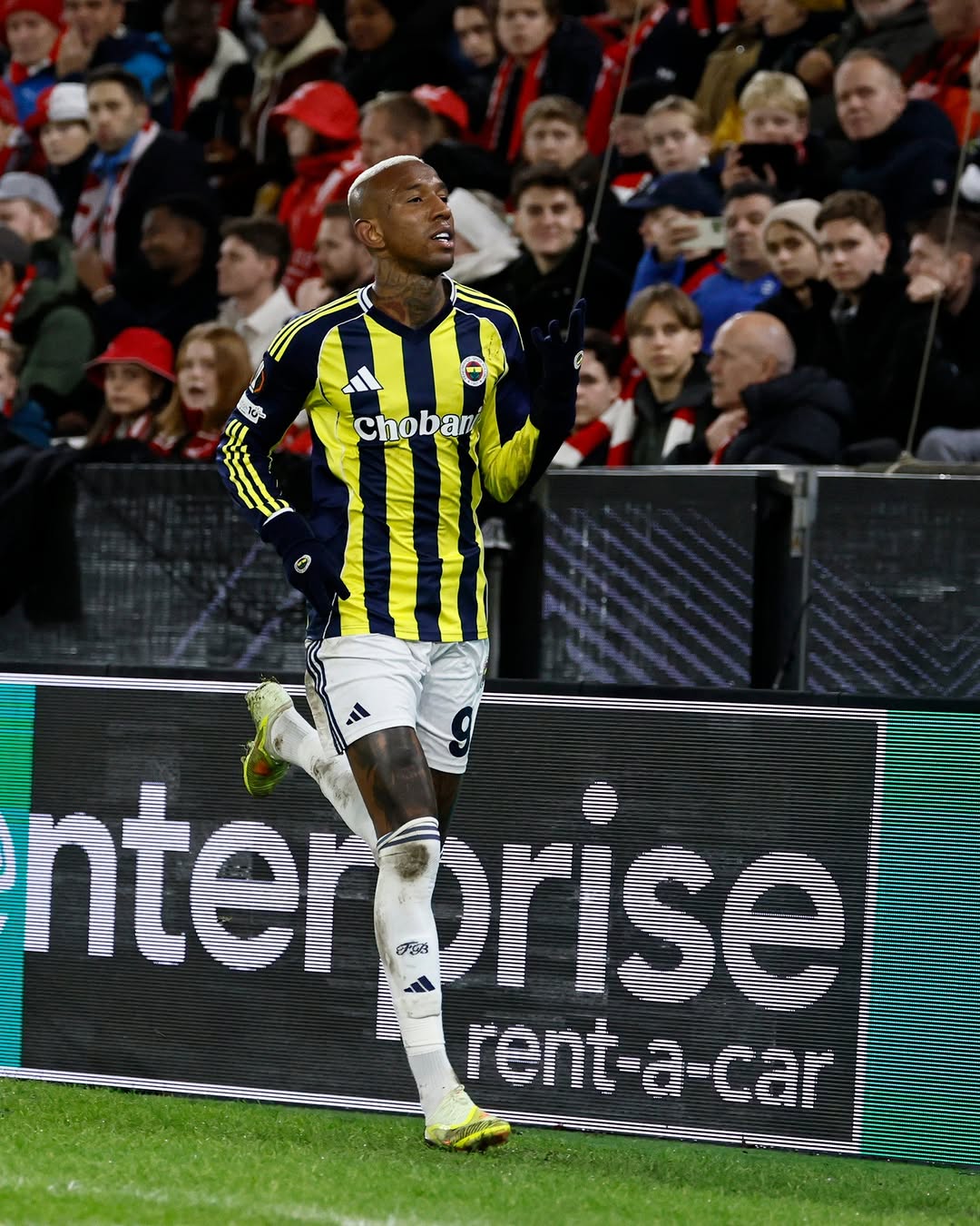 Fenerbahçe'den Etkileyici Performans: Perfect Hat-Trick