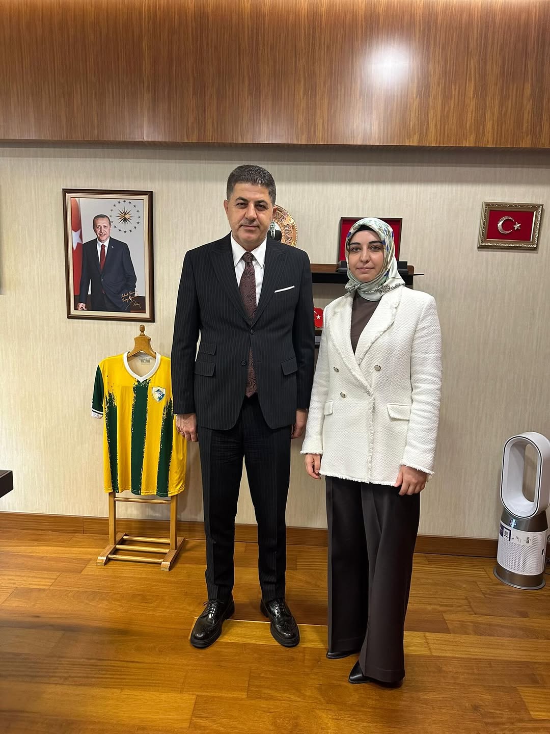 TBMM Başkanlık Divan Katip Üyesi Doç. Dr. İshak Şan'dan Hacer Sevim'e Teşekkür