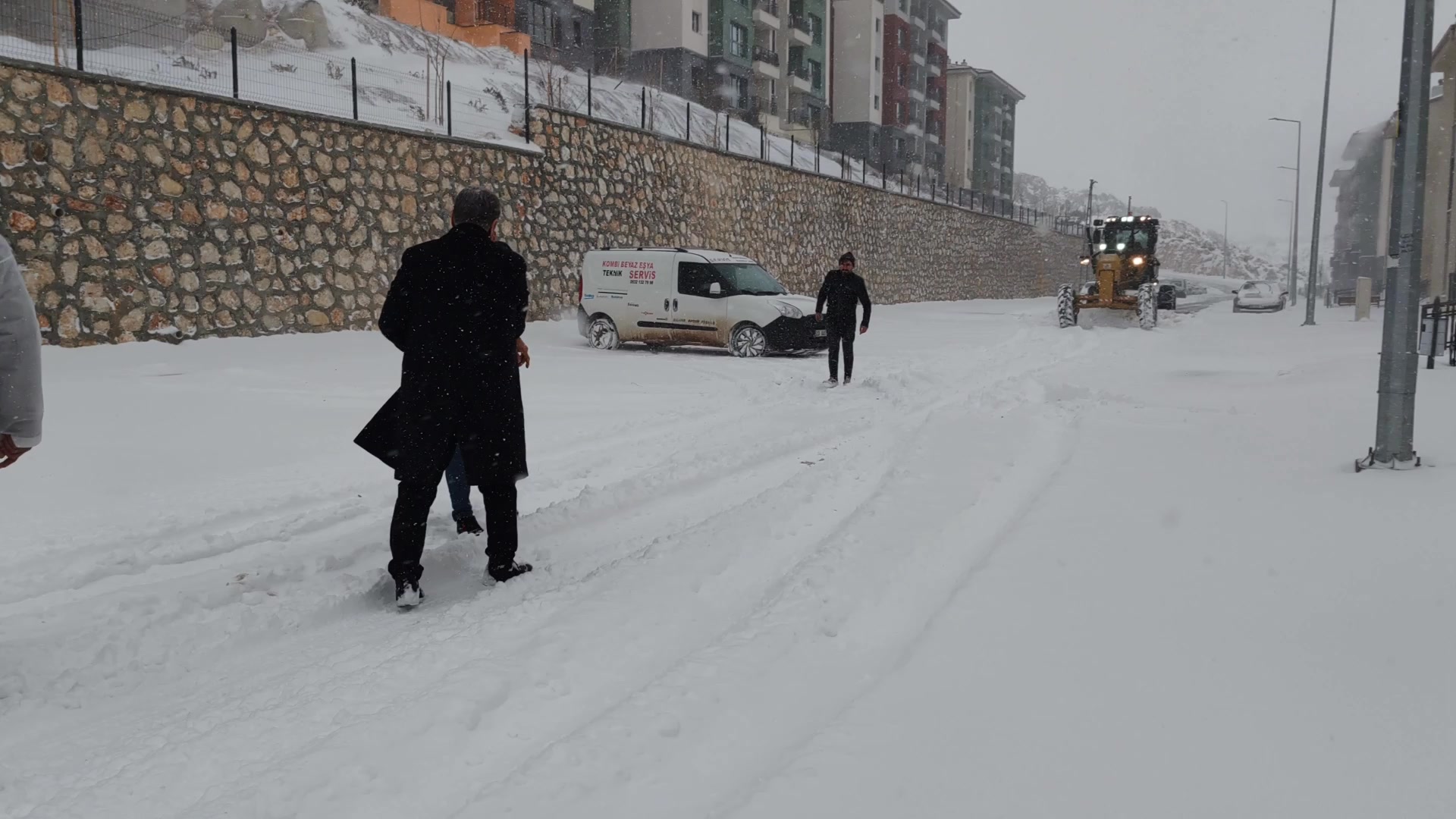 Besni Belediyesi'nin Kar Temizleme Çalışmaları