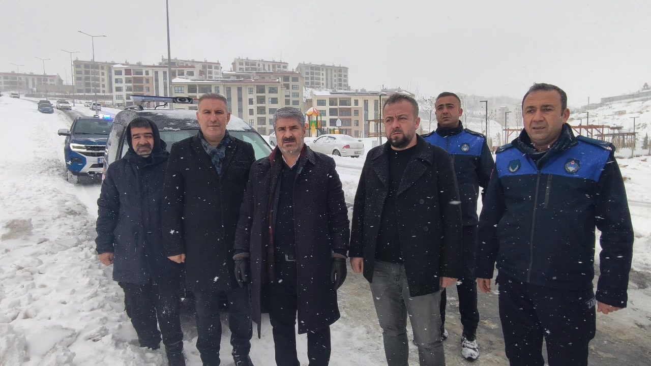 Besni Belediyesi Kar Temizleme ve Deprem Konutları Çalışmalarını Sürdürüyor