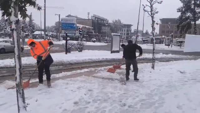 Adıyaman Belediyesi ekipleri kaldırımlarda küreme çalışmalarına devam ediyor
