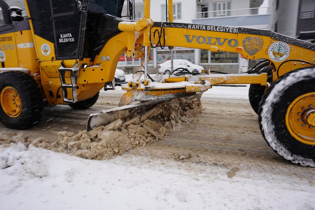 Kahta Belediyesi Kar Yağışına Karşı Çalışmalarını Sürdürüyor
