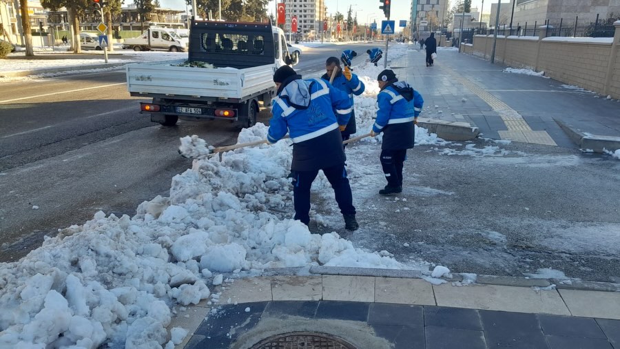 Adıyaman Belediyesi Ekipleri Şehir Genelinde Kar Temizleme Çalışmalarına Devam Ediyor