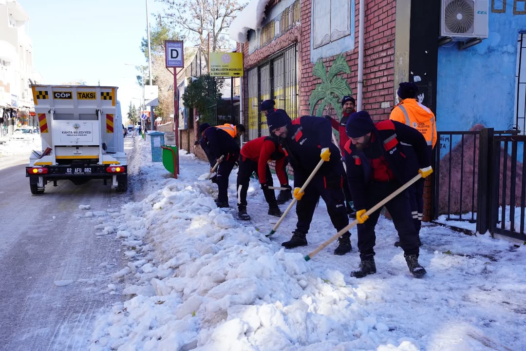 Kahta Belediyesi Karla Mücadele Çalışmalarına Devam Ediyor