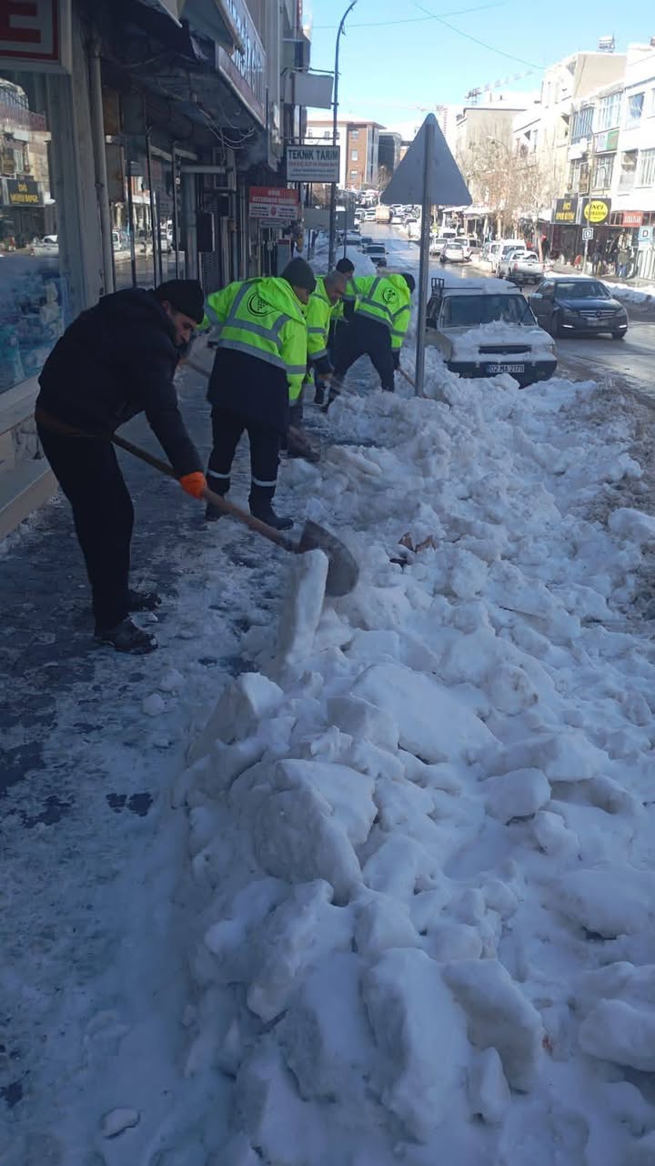 Besni Belediyesi'nin Karla Mücadele Çalışmaları Devam Ediyor