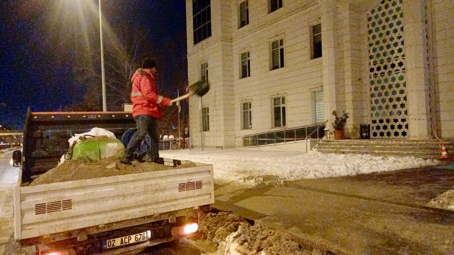 Adıyaman Belediyesi Tuzlama Çalışmalarına Devam Ediyor