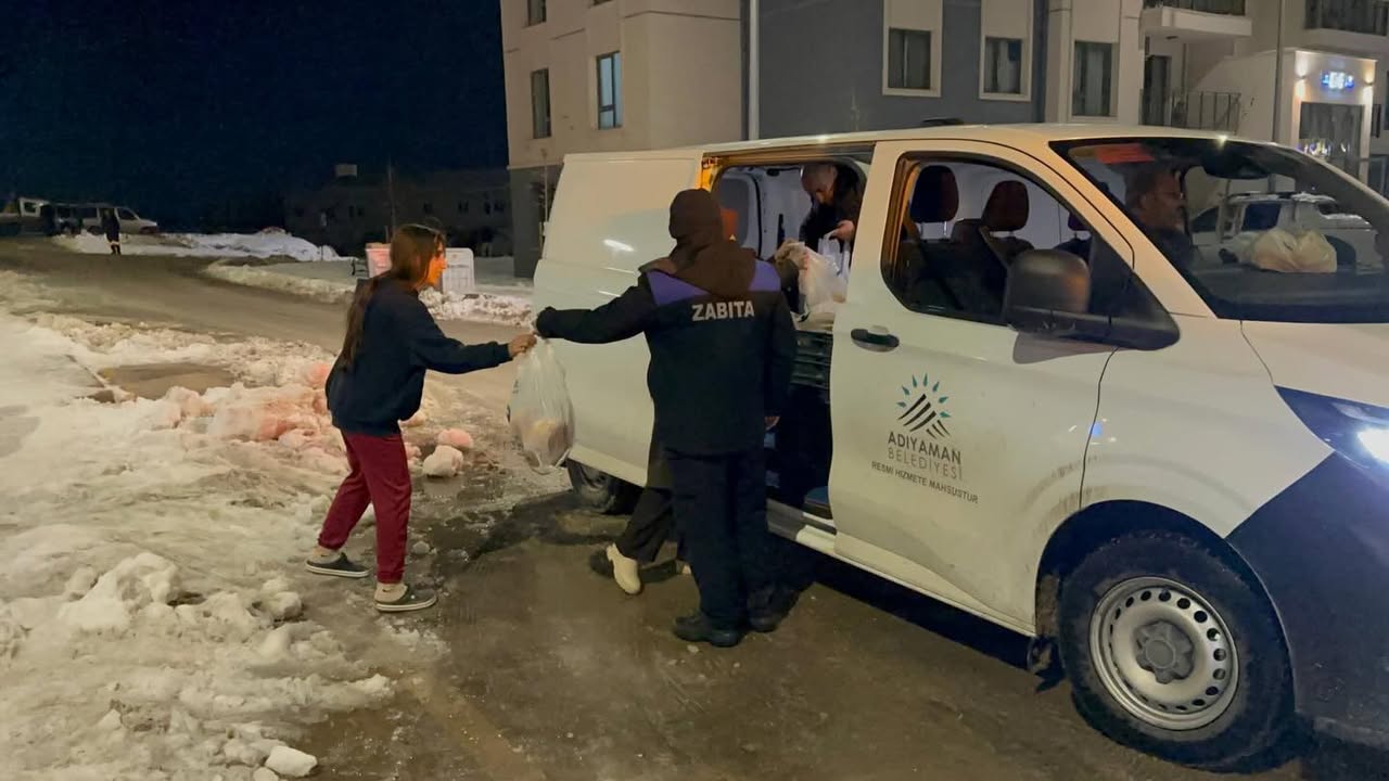 Adıyaman Belediyesi'nin İndere TOKİ Konutlarındaki Kar Altındaki Dayanışma Çalışması