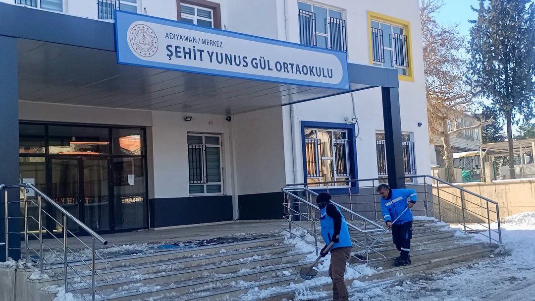 Adıyaman Belediyesi Ekipleri Okullarda Kar Küreme Çalışmalarına Devam Ediyor