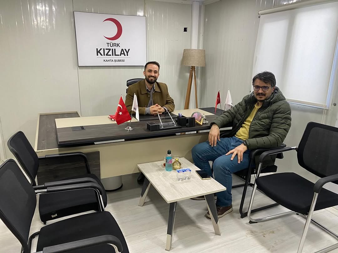 Adıyaman Üniversitesi Siyaset Bilimi ve Kamu Yönetimi Dekan Yardımcısı Dr. Öğr. Üyesi Hasan Akay, Kızılay Kahta Şubesini Ziyaret Etti