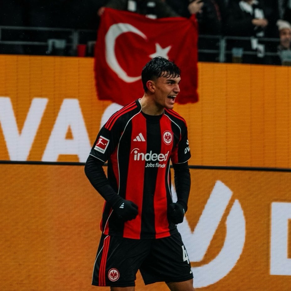 A Millî Futbolcumuz Can Uzun, Bundesliga Maçında Frankfurt'un Dortmund ile Berabere Kaldığı Maçta Gol Attı