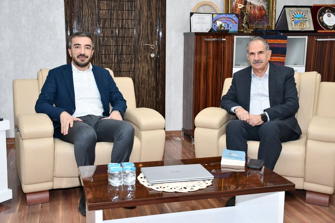 Yazar Naif Karabatak, 'Kahvaltı Haberleri' Kitabını Yönetim Kurulu Başkanı Mehmet Torunoğlu'na Hediye Etti