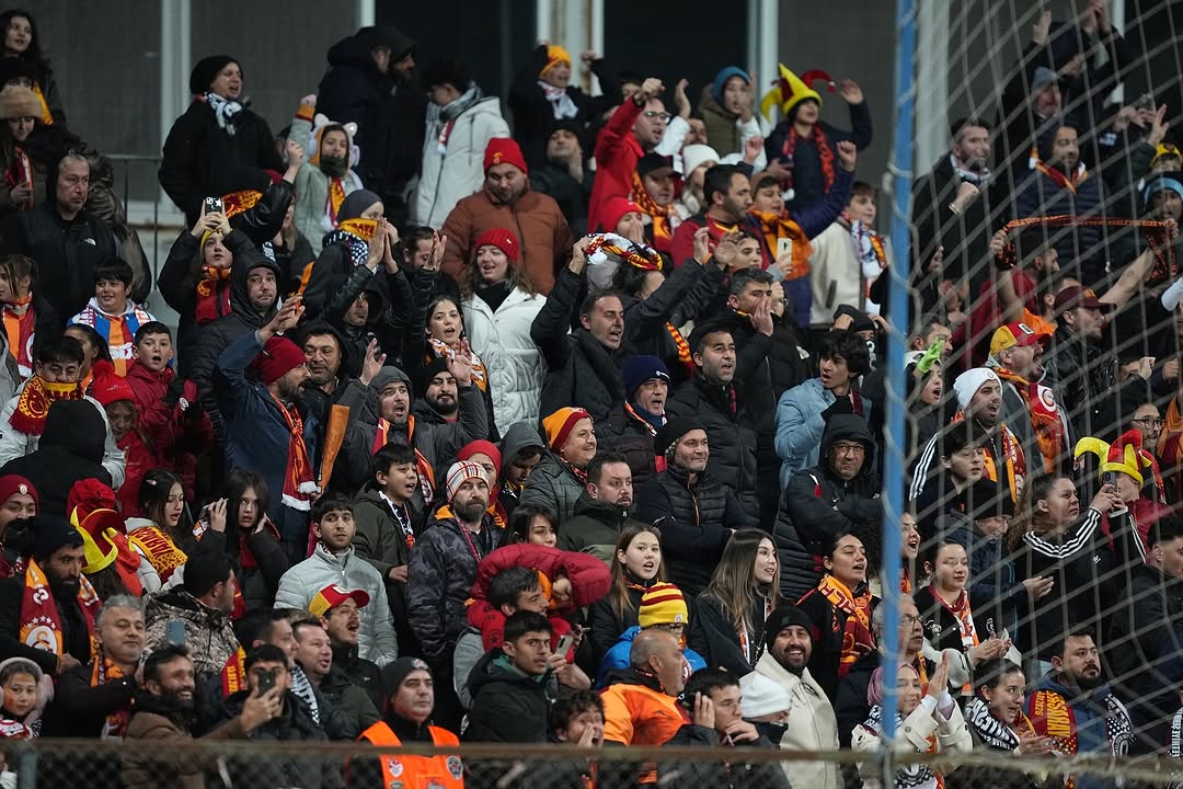 Galatasaray Taraftarı Takımını NextLevel'a Taşımak İçin Tribünde