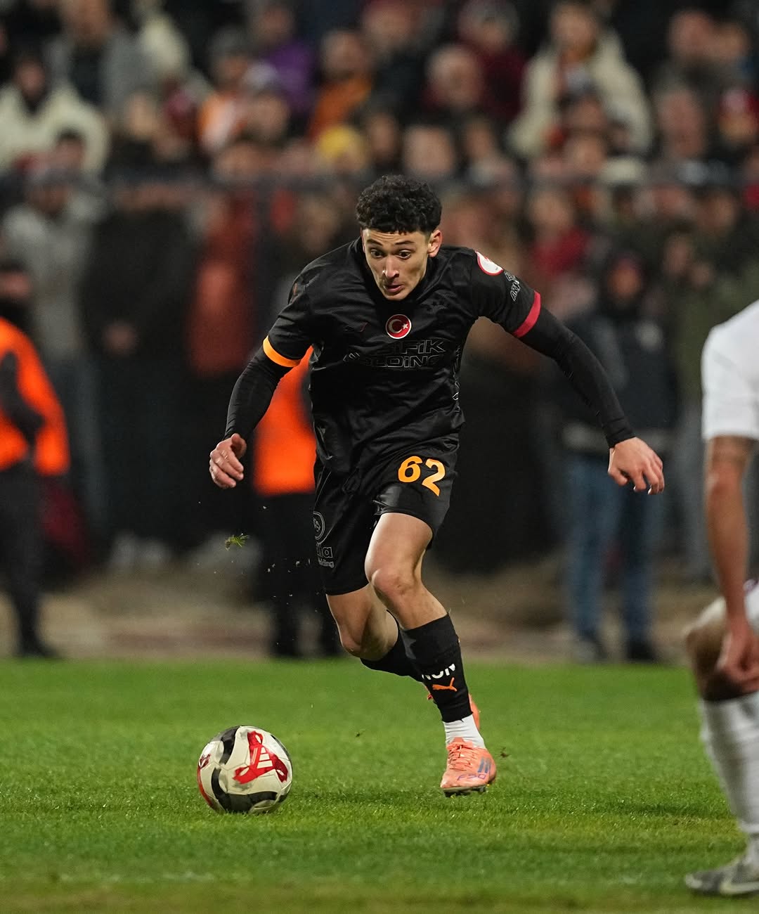 Galatasaray Futbol Akademisi'nden Ada Yüzgeç, İlk Resmi Maçına Çıktı