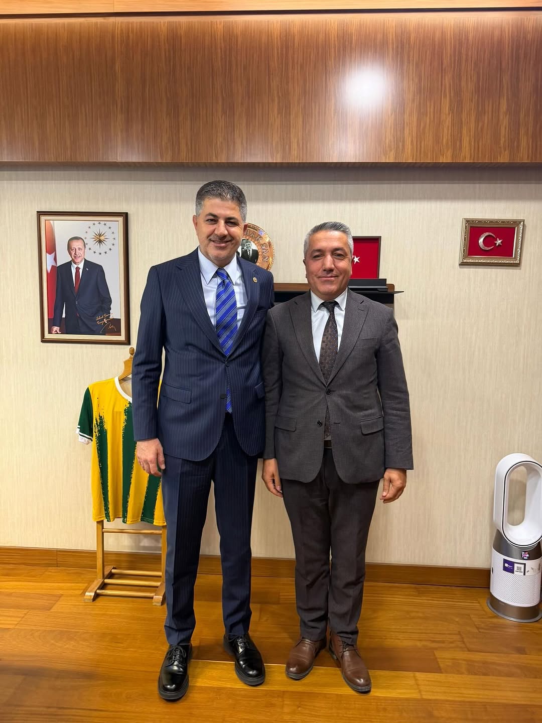 TBMM Başkanlık Divan Katip Üyesi Doç. Dr. İshak Şan'dan Ahmet Karakuş'a Teşekkür