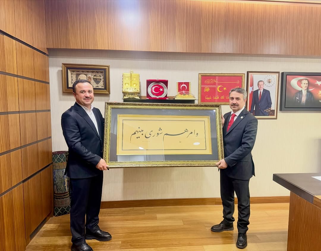 Hattat Muhammed Fatih Çelik Hocamızın İlgi Çeken Ziyareti ve Şûrâ Suresi'nden İlham Alan Eseri