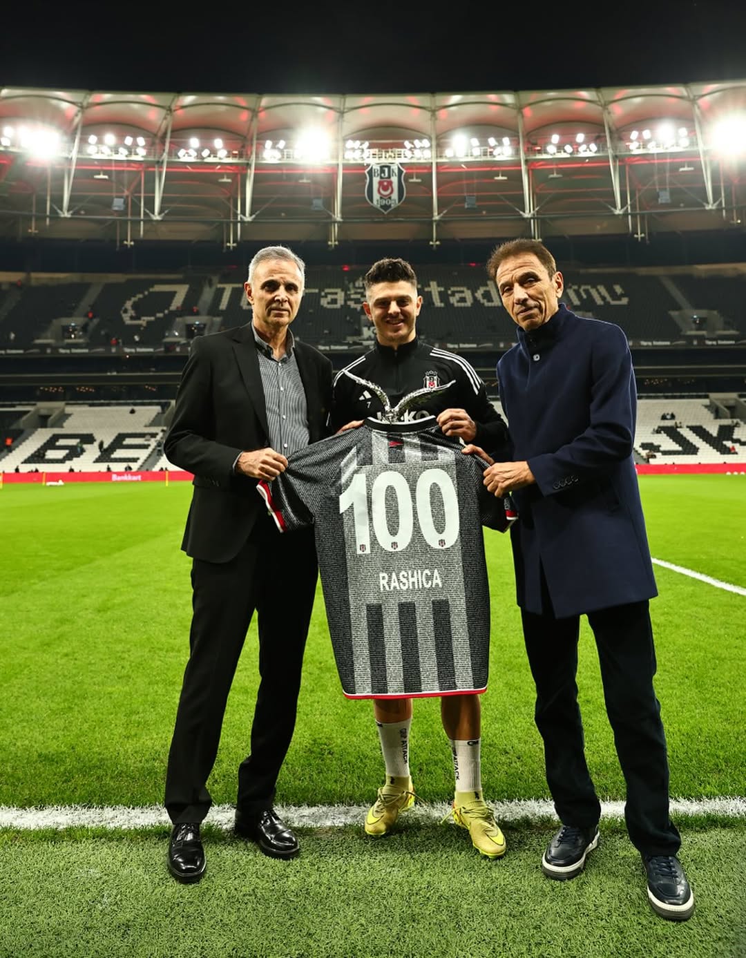 Beşiktaş JK Futbolcusu Milot Rashica'ya 100. Maç Plaketi Verildi