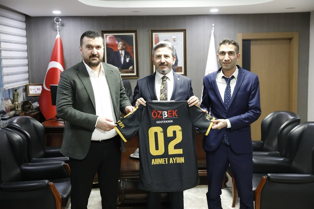 Kahta 02 Spor Kulübü Çalışma ve Sosyal Güvenlik Bakan Yardımcısı Ahmet Aydın'ı Ziyaret Etti