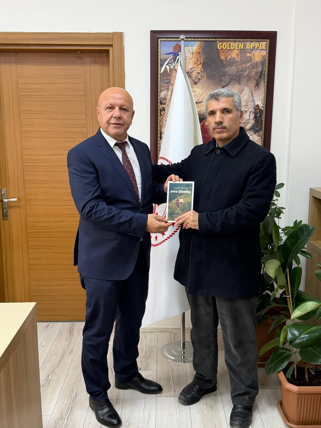 Mucize Peşinde Eve Dönüş Kitabının Yazarı Hüseyin Bulut, Adıyaman İl Kültür ve Turizm Müdürü Mehmet Yelken'i Ziyaret Etti