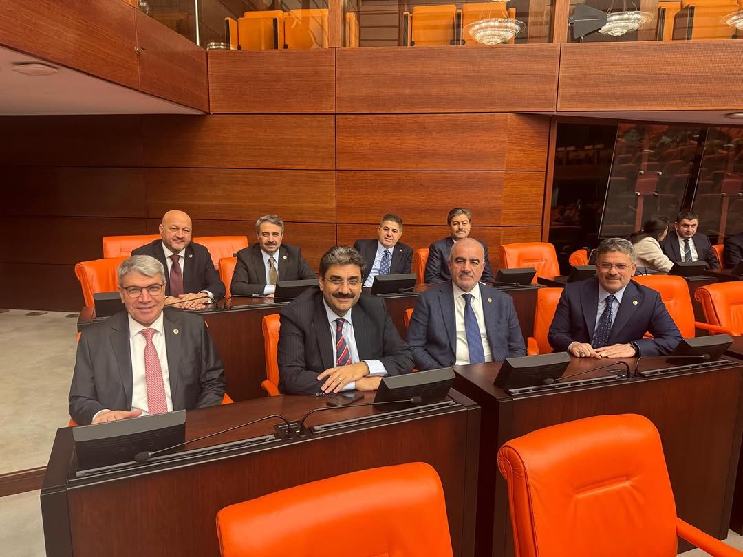 TBMM Genel Kurul Salonunda Görüşmeler Devam Ediyor