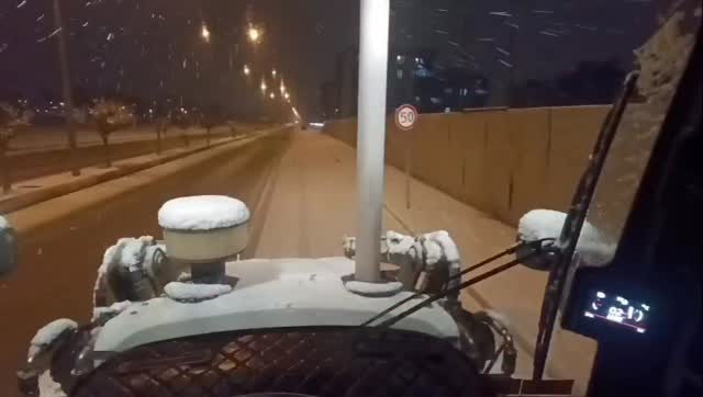 Adıyaman Belediyesi Kar Küreme ve Tuzlama Çalışmalarına Devam Ediyor