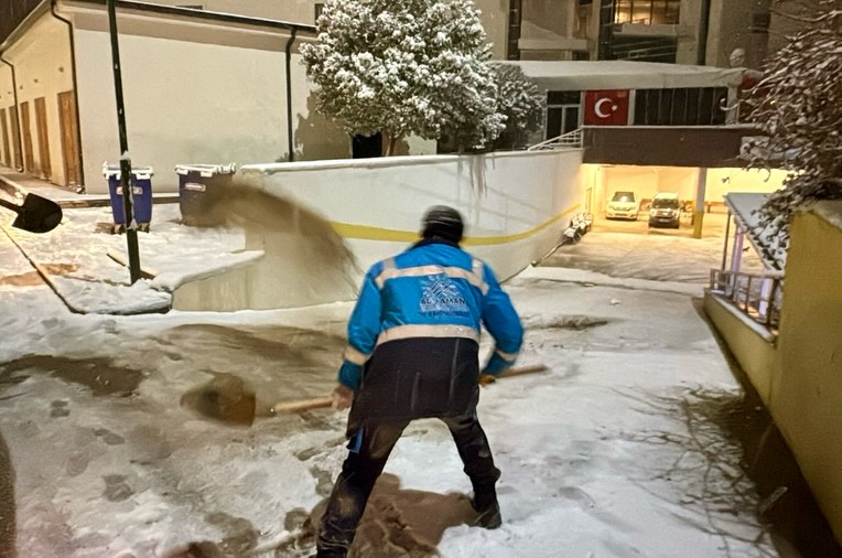 Adıyaman Belediyesi'nin Cadde ve Sokaklardaki Kar Küreme ve Tuzlama Çalışmaları Devam Ediyor