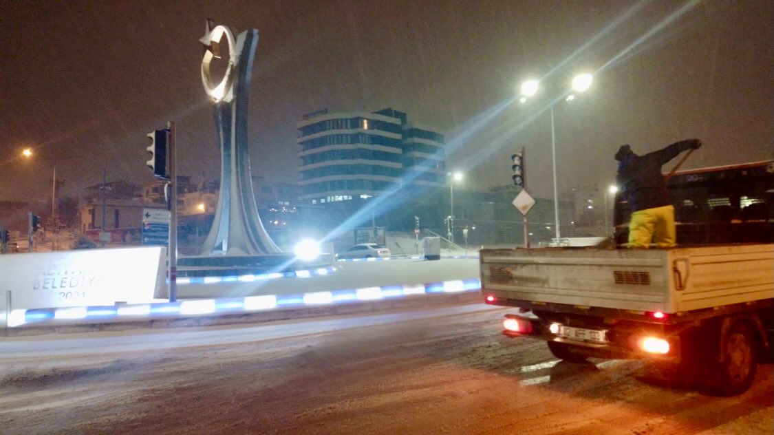 Adıyaman Belediyesi Ekipleri Cadde ve Sokaklarda Tuzlama Çalışmalarına Devam Ediyor