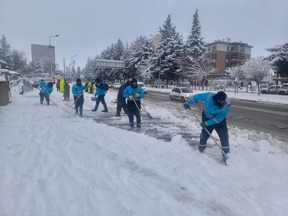 Adıyaman Belediyesi Ekipleri Kar Temizleme Çalışmalarına Devam Ediyor