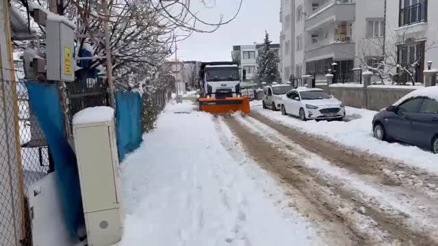 Adıyaman Belediyesi Ekipleri Şehir Genelinde Kar Küreme ve Tuzlama Çalışmalarına Devam Ediyor
