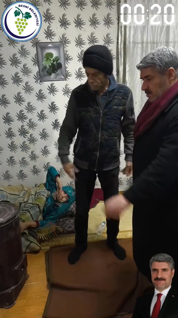 Besni Belediye Başkanı Reşit Alkan, Bakıma Muhtaç Bir Teyzeyi Ziyaret Etti