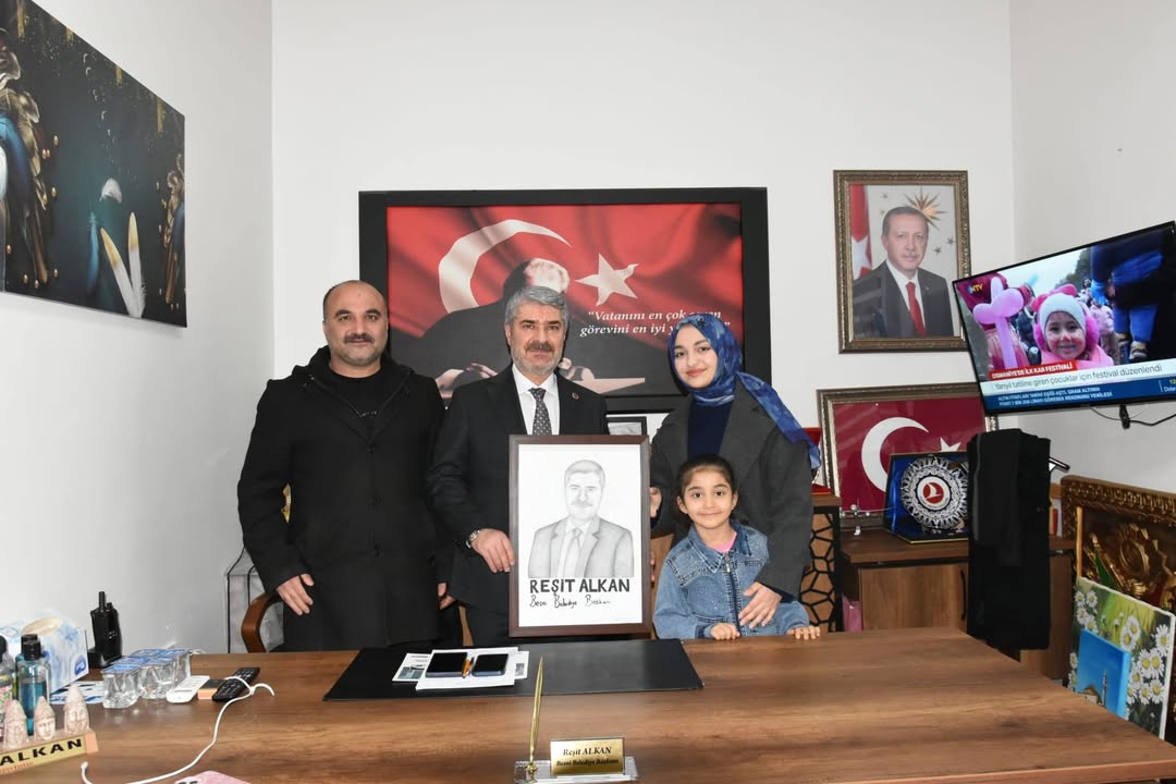 Besnili Öğrenciden Besni Belediye Başkanı'na Karakalem Portre Hediyesi