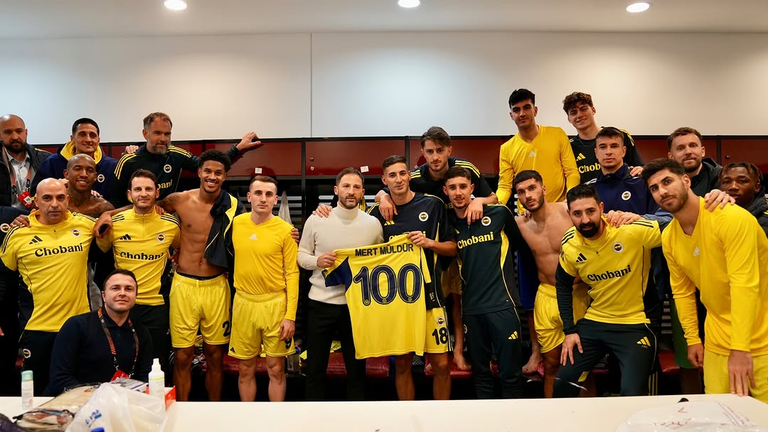 Fenerbahçe Formasıyla 100. Maçını Oynayan Mert Müldür Kutlanıyor