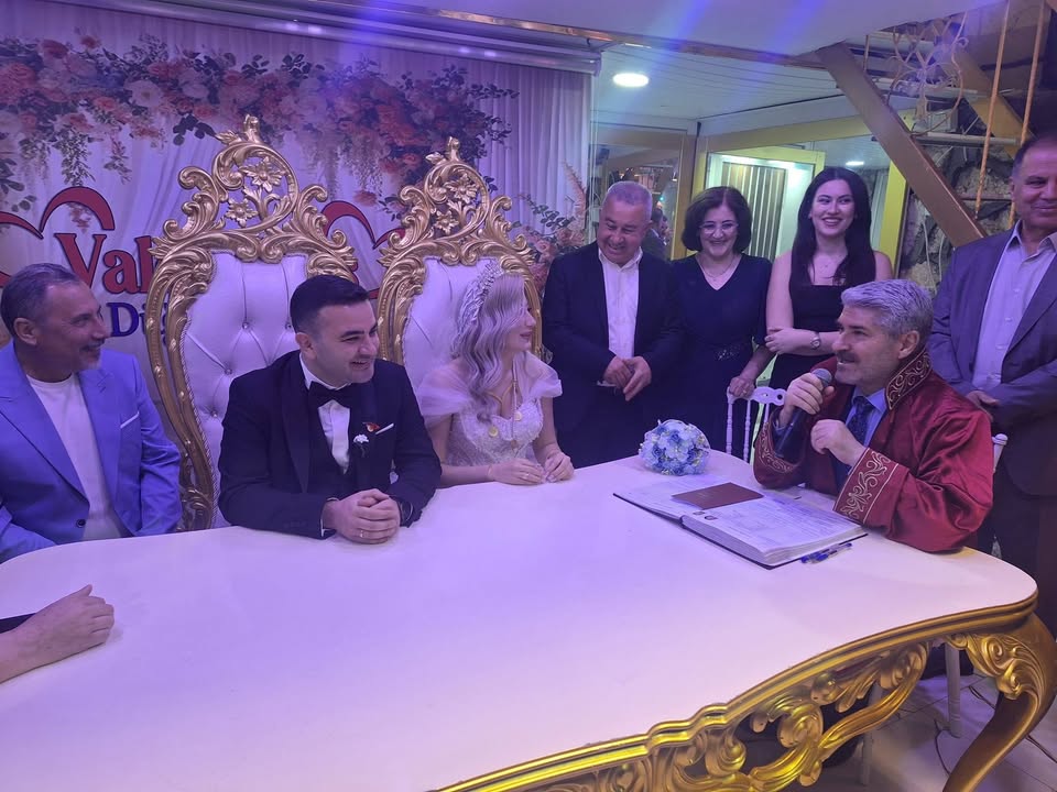 Besni Belediye Başkanı Reşit Alkan, Mine ve Sinan Can'ın Düğün Törenine Katıldı