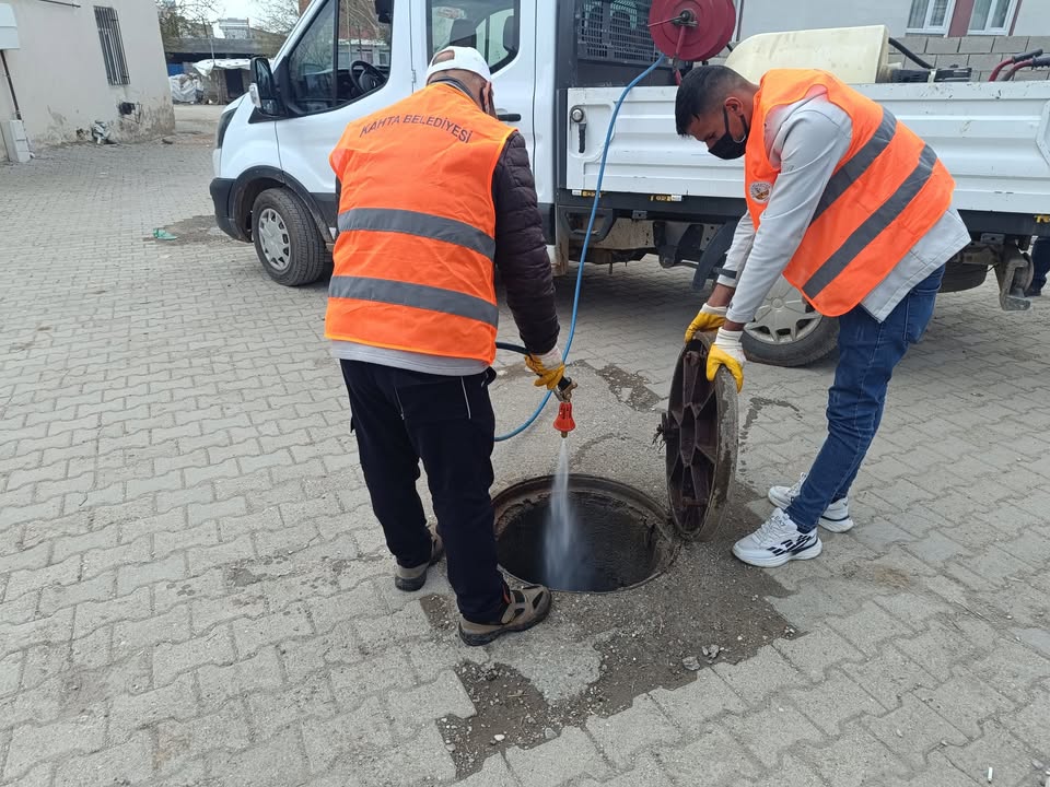 Kahta Belediyesi'nden Haşerelere Karşı Yoğun Mücadele Çalışmaları