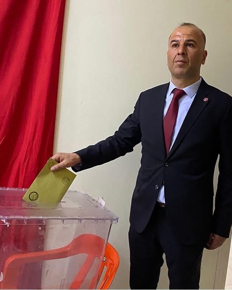 Kahta'da gerçekleştirilen kurultayda kim yeniden ilçe başkanlığına seçildi?