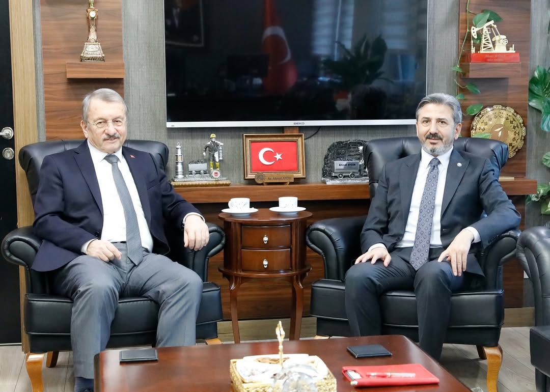 Eski Çevre Bakanı İmdat Sütlüoğlu, Çalışma ve Sosyal Güvenlik Bakan Yardımcısı Ahmet Aydın'ı ziyaret etti.