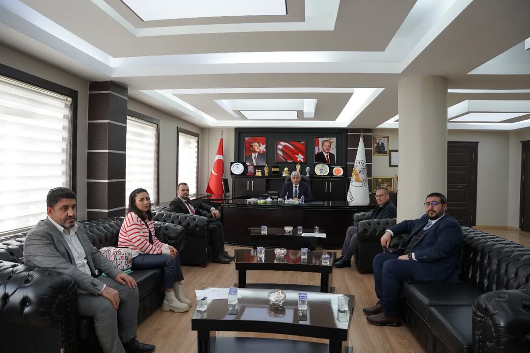 İpekyolu Kalkınma Ajansı Heyeti Kahta Belediye Başkanı Mehmet Can Hallaç'ı Ziyaret Etti