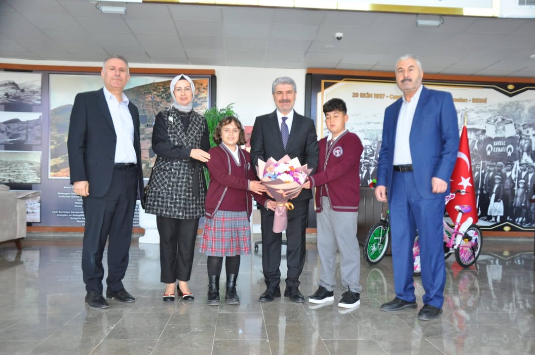 Besni Belediyesi'nin 23 Nisan Kutlamaları: Başkanlık Koltuğu Çocuklara Devredildi