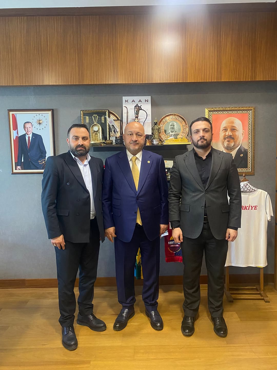 TBMM'de Ziyaretçilerle Görüşme: İstanbul AK Parti Sultangazi İlçe Yönetim Kurulu Üyesi ve Avukat Ziyareti