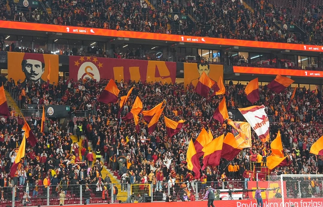 Galatasaray Taraftarı Takımını Next Level'a Taşımak İçin Tribünde
