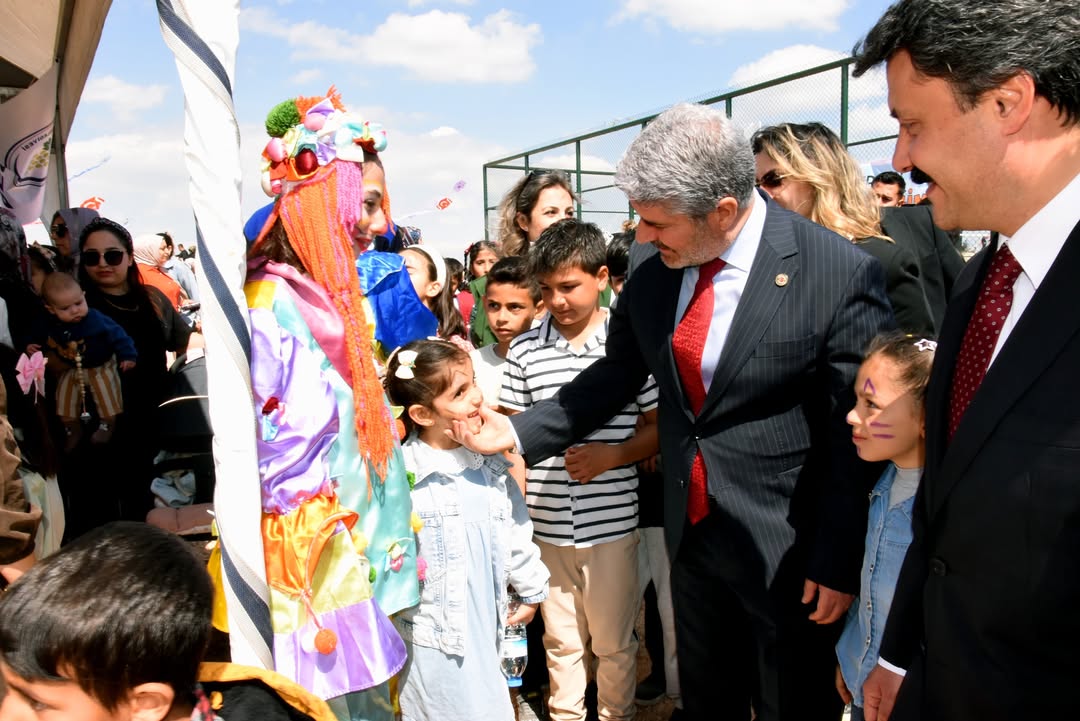 Besni Belediyesi'nin Düzenlediği Uçurtma Şenliği Renkli Görüntülere Sahne Oldu