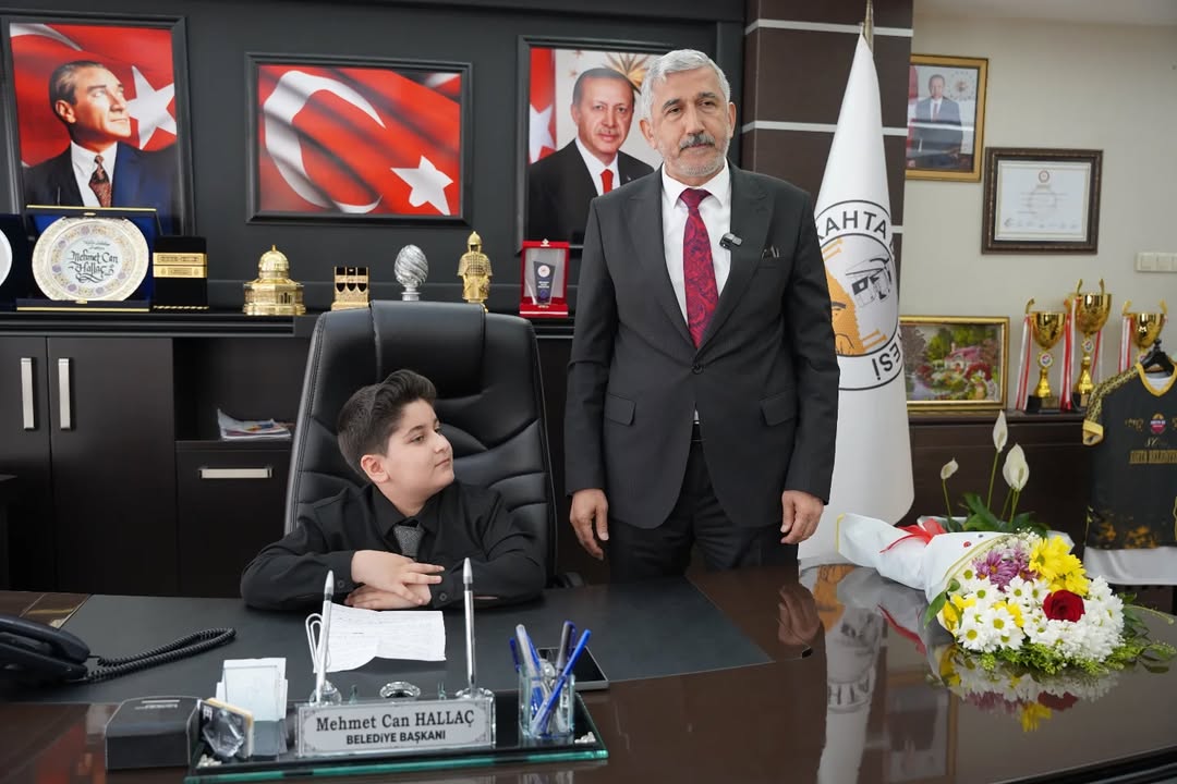 Kahta Belediyesi'nden İlginç 23 Nisan Etkinliği: Başkanlık Koltuğu 10 Yaşındaki Ebubekir'e Devredildi