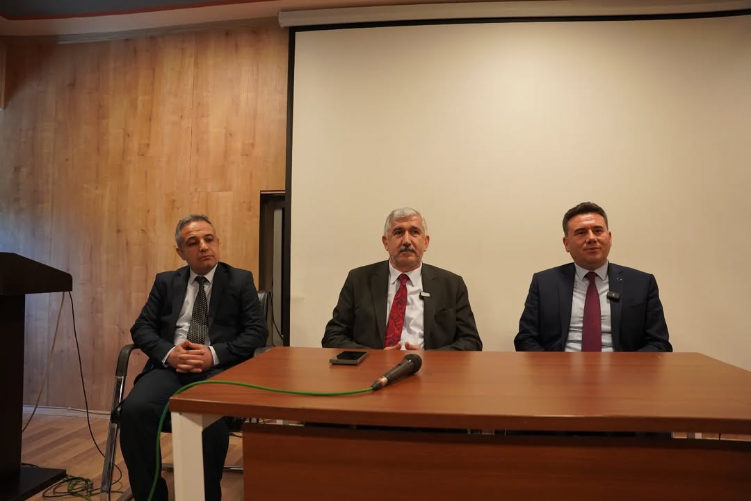 Kahta Belediyesi'nin Düzenlediği Söyleşi Programı Gençlere İlham Verdi