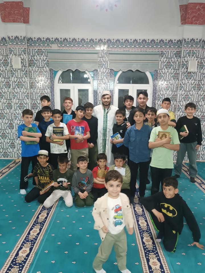 Muhammediye Cami İmam Hatibi Selman Güzel Gençlerle Cami Dersleri Başlattı