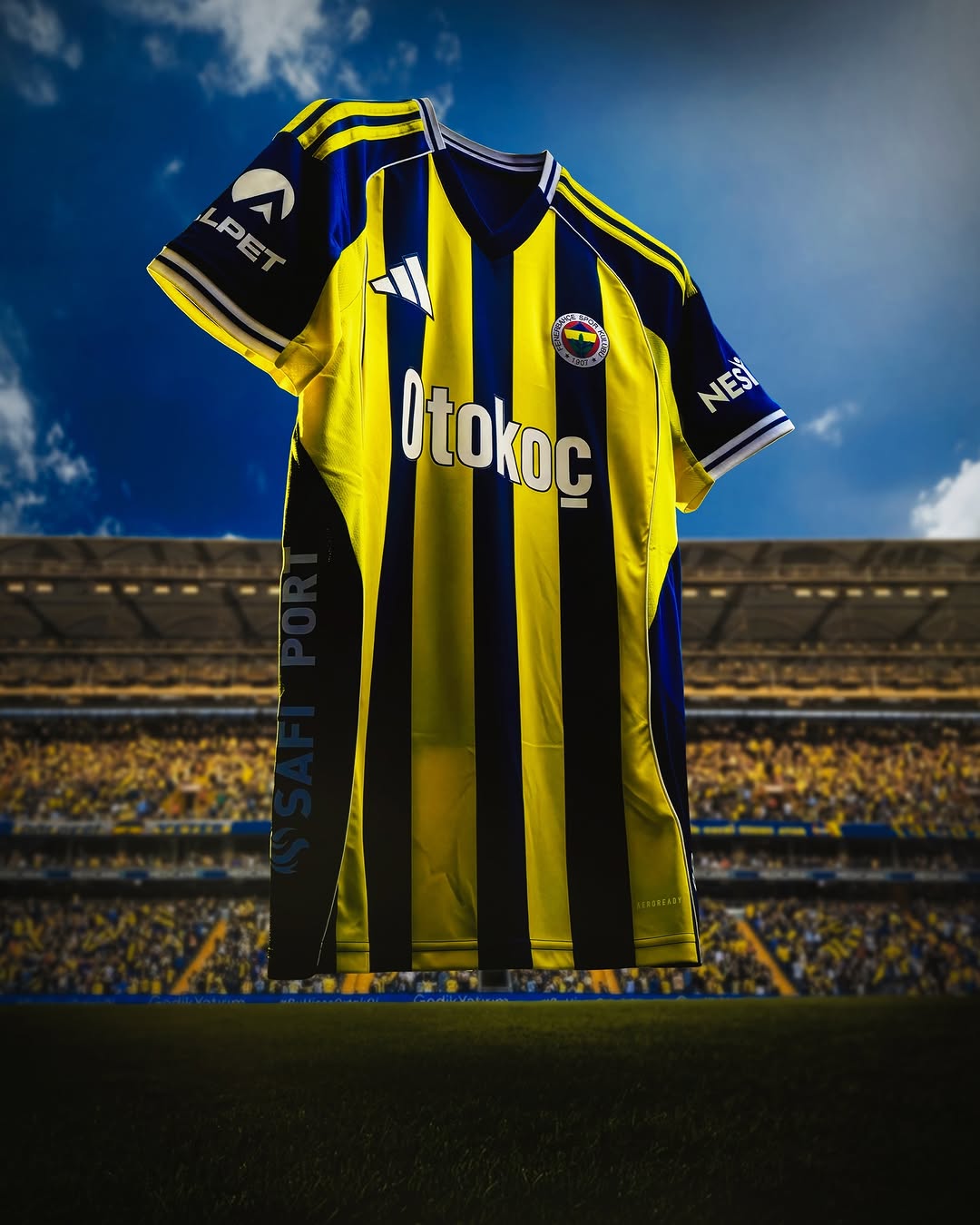 Fenerbahçe'nin Adidas ve Fenerium İş Birliği ile Hazırladığı Çubuklu Forma Sahada!