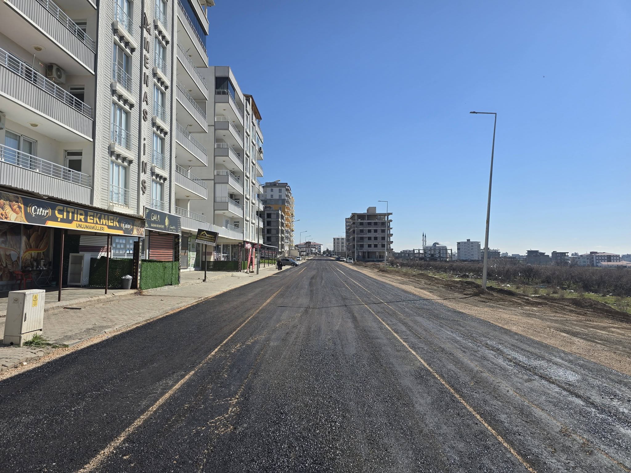 Girne Mahallesi Necip Fasıl Kısakürek Caddesinde (Aşiyankent yolu) oluşan tahribatı gidermek için sıcak asfalt çalışması