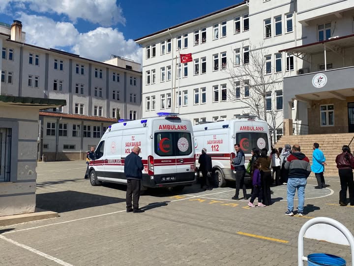 Şanlıurfa'daki Lisede Silahlı Saldırı. Saldırgan Öğrencileri Rehin Aldı 1 Ölü 12'si Öğrenci 3'ü öğretmen 2 Sivil Vatandaşımız olmak üzere  17 kişi Yaralandı. - 1