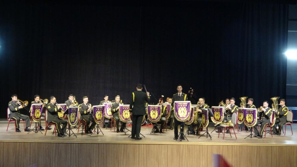 Malatya 2. Ordu Bölge Bandosu’nun Adıyaman’da Verdiği Konser, Vatandaşlar ve Öğrencilerin Yoğun Katılımıyla Gerçekleşti. Programda Türküler ve Marşlar Hep Bir Ağızdan Seslendirildi