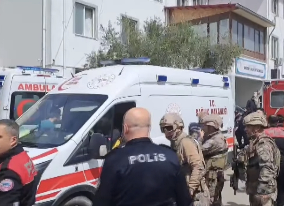 Kahramanmaraş'ta bir okulda silahlı saldırı düzenlendi. 1'i Öğretmen 3'ü Öğrenci olmak üzere 4 Kişi Öldü 20 Kişi de yaralandı Olay, Onikişubat ilçesindeki Ayser Çalık Ortaokulu'nda  Yaşandı - 1