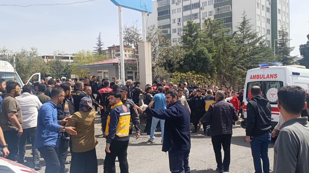 Mersin'in Tarsus İlçesinde, Tarsus Fatih Anadolu Lisesi 12'nci Sınıf Öğrencisi M.M.A.'nın Okula Silahla Geldiği Tespit Edildi - 1